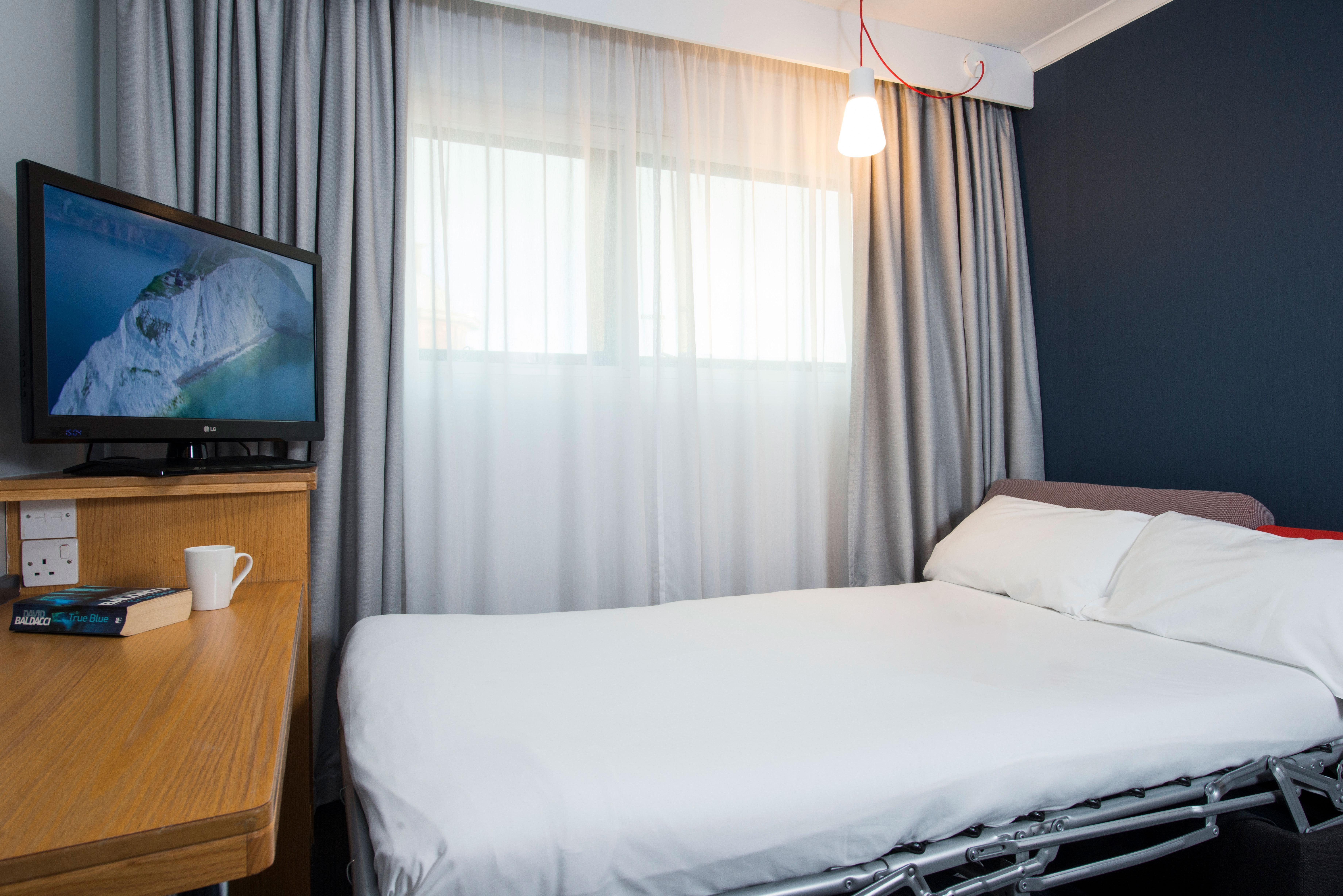 Express East By Ihg Hotel